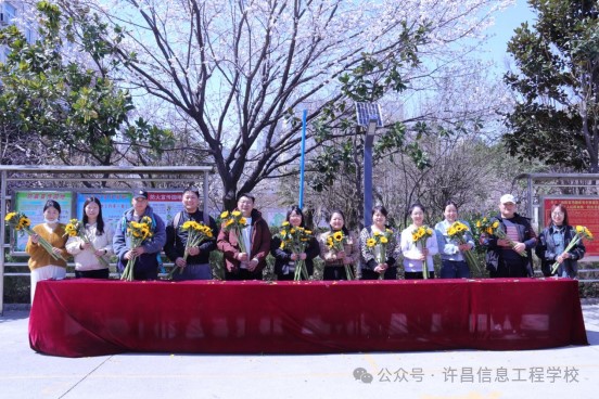 学生手持向日葵合影