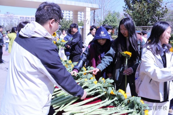 学生会同学送花