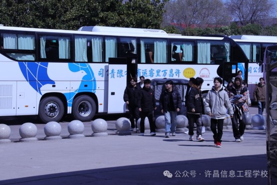 师生在校门口迎接学子